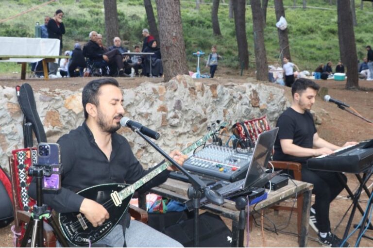 Mehmet Yiğit, Uşak Karahallılar Vakfının Keşkek Şenliğinde Performans Sergiledi